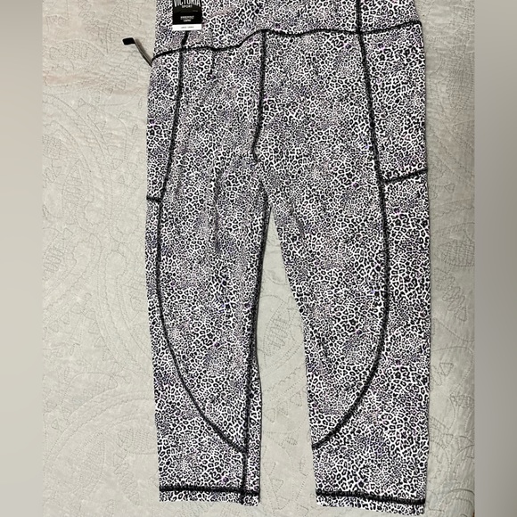Victoria’s Secret sport pink leopard capri pants - Picture 4 of 7